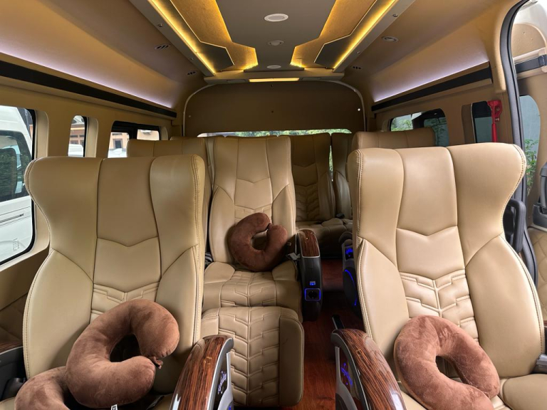 Read more about the article Sewa Hiace Premio Luxury Jakarta Murah, Tipe Standar 14 seat, Luxury 9 seat dan VVIP 7 seat
