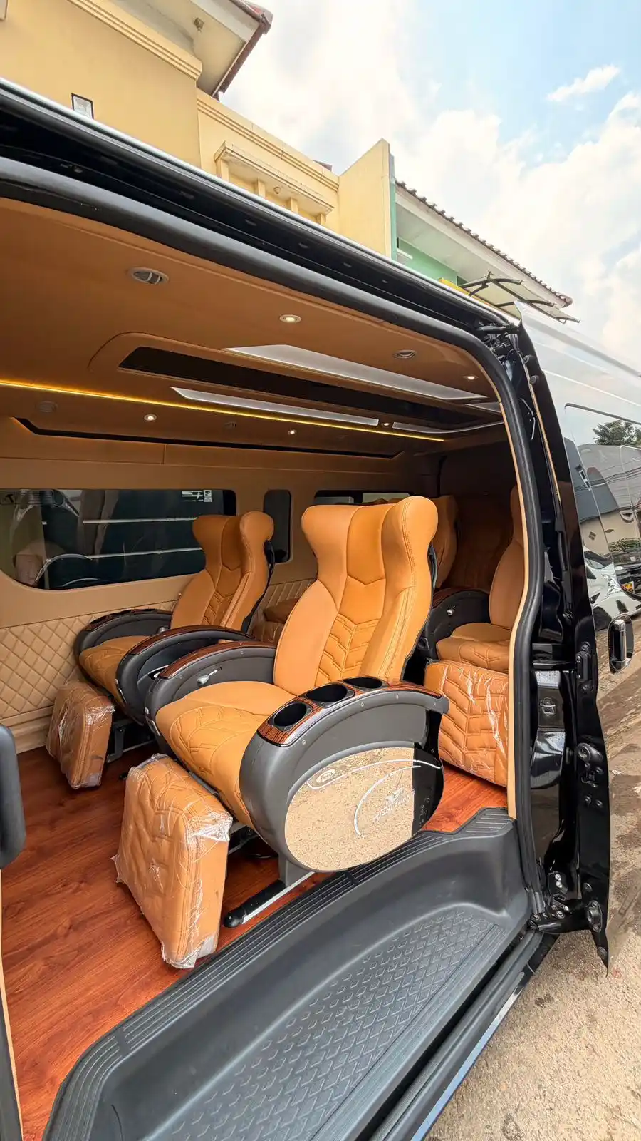 Foto asli Toyota Hiace Premio Grand Luxury Family Trans Luxury