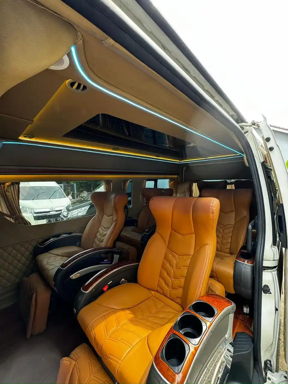 Foto asli Toyota Hiace Premio Grand Luxury Family Trans Luxury