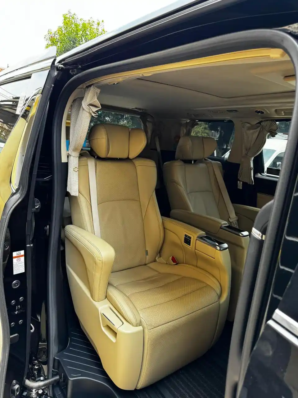 Foto asli Toyota Alphard Family Trans Luxury
