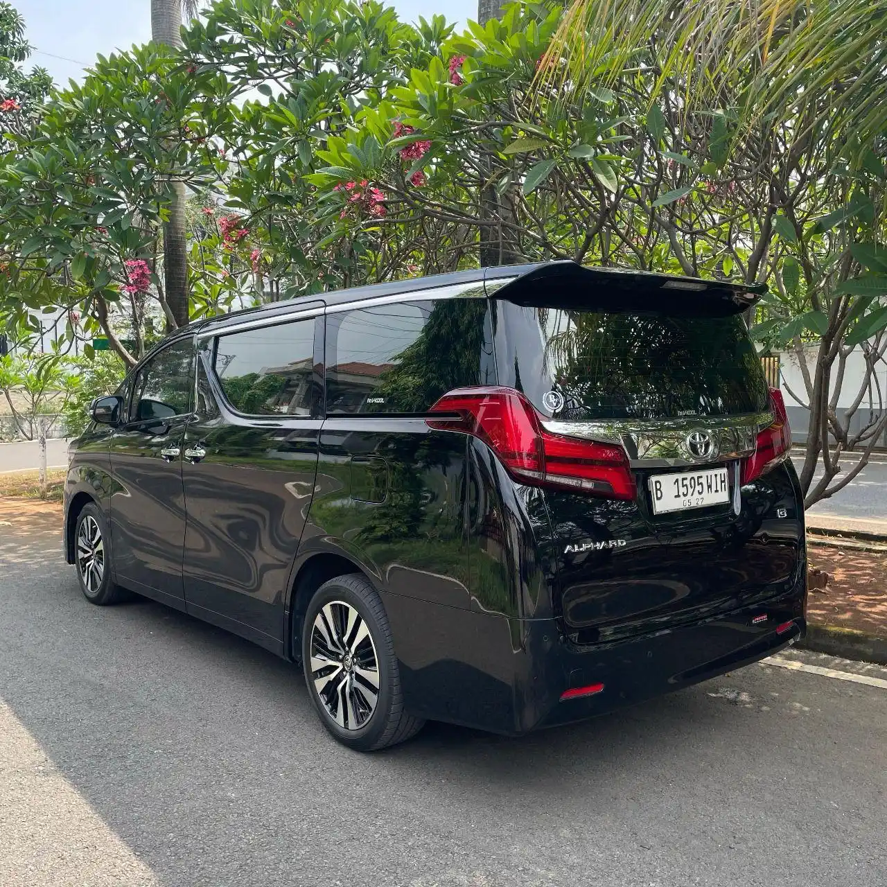 Foto asli Toyota Alphard Family Trans Luxury